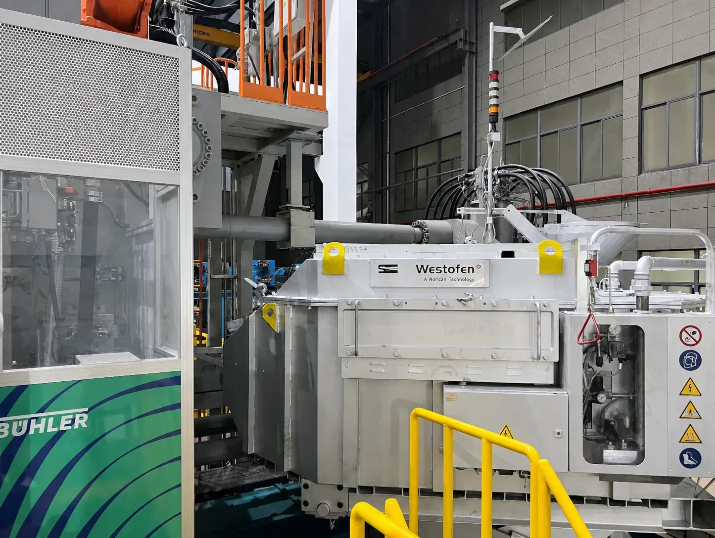 Die-casting cell with automated melt-handling equipment