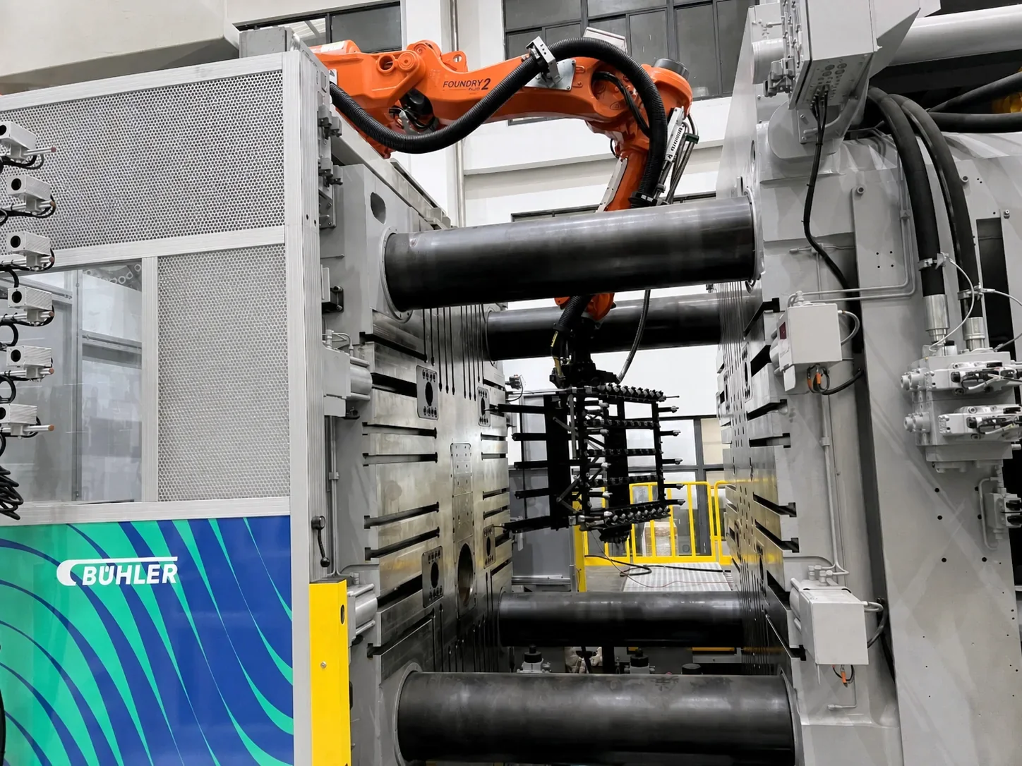 Robotic extraction system operating within a die-casting cell