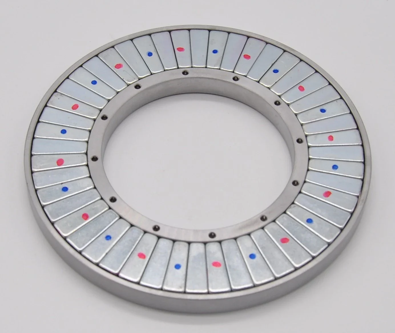 Circular Halbach array in steel housing